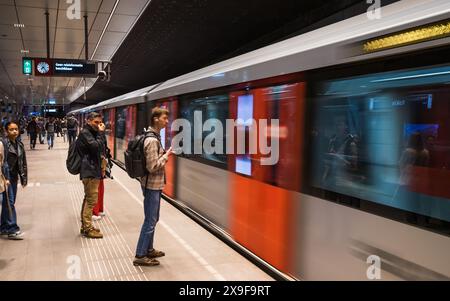 Passagiere, die am 27. Mai 2024 in der U-Bahn in Amsterdam, Niederlande, auf einen Zug warteten. Stockfoto