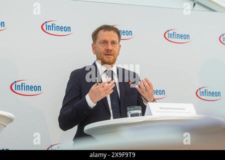 Erweiterungsbaustelle von Infineon in Dresden Infineon baut ein neues Werk in Dresden: Bei einem Pressetermin übergab Sachsens Ministerpräsident Michael Kretschmer CDU formal eine Baugenehmigung und hielt ein Grußwort. Dresden Sachsen Deutschland *** Infineon-Erweiterung in Dresden Infineon baut ein neues Werk in Dresden auf einer Presseveranstaltung übergab der sächsische Ministerpräsident Michael Kretschmer CDU eine Baugenehmigung und hielt eine Begrüßungsrede Dresden Sachsen Deutschland Stockfoto