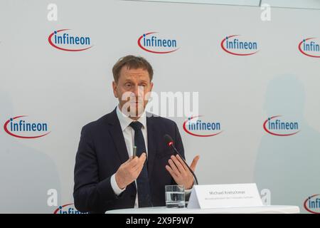 Erweiterungsbaustelle von Infineon in Dresden Infineon baut ein neues Werk in Dresden: Bei einem Pressetermin übergab Sachsens Ministerpräsident Michael Kretschmer CDU formal eine Baugenehmigung und hielt ein Grußwort. Dresden Sachsen Deutschland *** Infineon-Erweiterung in Dresden Infineon baut ein neues Werk in Dresden auf einer Presseveranstaltung übergab der sächsische Ministerpräsident Michael Kretschmer CDU eine Baugenehmigung und hielt eine Begrüßungsrede Dresden Sachsen Deutschland Stockfoto