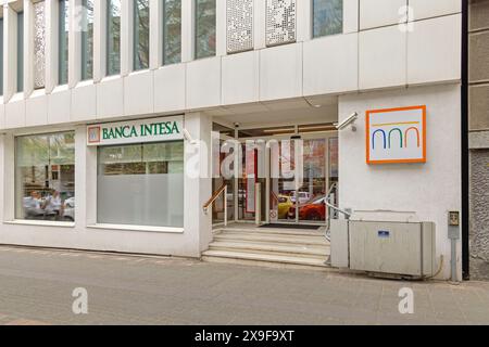 Belgrad, Serbien - 31. März 2024: Italienische Sanpaolo Group Banca Intesa am King Alexander Boulevard in der Hauptstadt. Stockfoto