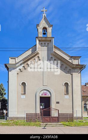 Sabac, Serbien - 4. April 2024: Die katholische Kirche St. Ann in der Janka Veselinovica Straße sonniger Frühlingstag. Stockfoto