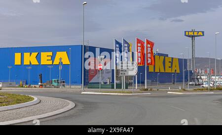 Belgrad, Serbien - 10. Februar 2024: Farbige Fahnen vor dem Ikea Scandinavian Furniture Store und Schild mit dem hohen Turm. Stockfoto