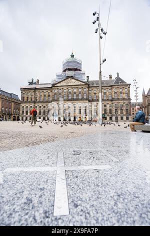 Glänzende Bänke mit den drei Andreaskreuzen auf dem Dam-Platz vor dem Königspalast am 29. Mai 2024 in Amsterdam, Niederlande Stockfoto