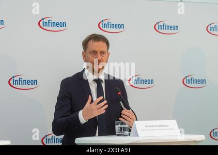 Erweiterungsbaustelle von Infineon in Dresden Infineon baut ein neues Werk in Dresden: Bei einem Pressetermin übergab Sachsens Ministerpräsident Michael Kretschmer CDU formal eine Baugenehmigung und hielt ein Grußwort. Dresden Sachsen Deutschland *** Infineon-Erweiterung in Dresden Infineon baut ein neues Werk in Dresden auf einer Presseveranstaltung übergab der sächsische Ministerpräsident Michael Kretschmer CDU eine Baugenehmigung und hielt eine Begrüßungsrede Dresden Sachsen Deutschland Stockfoto