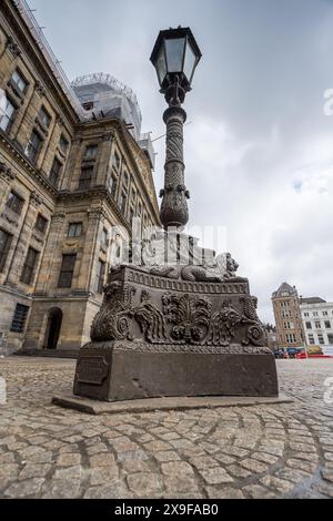 Eine Straßenlaterne unter dem Königspalast in Amsterdam, Niederlande, am 29. Mai 2024 mit Löwen und anderen faszinierenden Details. Stockfoto