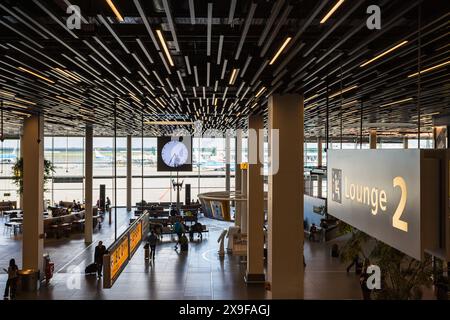 Die menschliche Uhr, auch bekannt als die Schiphol-Uhr, wurde am 29. Mai 2024 über einer Halle am Flughafen Amsterdam Schiphol in den Niederlanden gesehen. Stockfoto