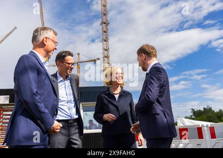 Erweiterungsbaustelle von Infineon in Dresden Infineon baut ein neues Werk in Dresden: Michael Kretschmer, Ministerpräsident des Freistaates Sachsen bei einem Baustellenbesuch im Gespräch mit Regina Kraushaar, Präsidentin Landesdirektion Sachsen, Raik Brettschneider, Geschäftsführer Infineon Dresden, und Thomas Richter, Geschäftsführer Infineon Dresden Dresden Sachsen Deutschland *** Infineons Erweiterung Baustelle Dresden Infineon baut ein neues Werk in Dresden Michael Kretschmer, Ministerpräsident des Freistaates Sachsen, während eines Besuchs auf der Baustelle im Gespräch Stockfoto