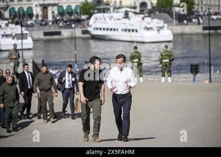 Stockholm, Schweden. 31. Mai 2024. STOCKHOLM, SCHWEDEN 20240531 der ukrainische Präsident Wolodymyr Zelenskyj (L) und der schwedische Premierminister Ulf Kristersson gehen am 31. Mai 2024 zum Stockholmer Palast, um den König in Stockholm zu treffen. Foto: Fredrik Sandberg/TT/Code 10080 Credit: TT News Agency/Alamy Live News Stockfoto