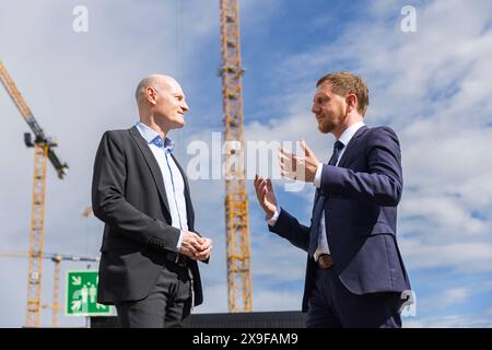 Erweiterungsbaustelle von Infineon in Dresden Infineon baut ein neues Werk in Dresden: Michael Kretschmer, Ministerpräsident des Freistaates Sachsen bei einem Baustellenbesuch. im-Gespräch. Dresden Sachsen Deutschland *** Infineon Erweiterung Baustelle Dresden Infineon baut ein neues Werk in Dresden Michael Kretschmer, Ministerpräsident des Freistaates Sachsen, während eines Besuchs auf der Baustelle im Gespräch Dresden Sachsen Deutschland Stockfoto