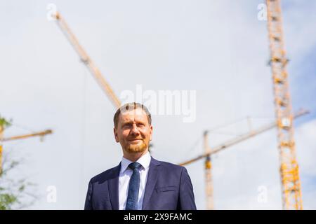 Erweiterungsbaustelle von Infineon in Dresden Infineon baut ein neues Werk in Dresden. Michael Kretschmer, Ministerpräsident des Freistaats Sachsen bei einem Baustellenbesuch. Dresden Sachsen Deutschland *** Infineon-Erweiterungsstandort Dresden Infineon baut ein neues Werk in Dresden Michael Kretschmer, Ministerpräsident des Freistaates Sachsen, während eines Besuchs auf der Baustelle Dresden Sachsen Deutschland Stockfoto