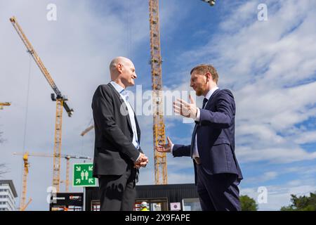 Erweiterungsbaustelle von Infineon in Dresden Infineon baut ein neues Werk in Dresden: Michael Kretschmer, Ministerpräsident des Freistaates Sachsen bei einem Baustellenbesuch. im-Gespräch. Dresden Sachsen Deutschland *** Infineon Erweiterung Baustelle Dresden Infineon baut ein neues Werk in Dresden Michael Kretschmer, Ministerpräsident des Freistaates Sachsen, während eines Besuchs auf der Baustelle im Gespräch Dresden Sachsen Deutschland Stockfoto