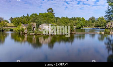 Lange Exposition bei Azenhas de Adaufe, alten Wassermühlen am Fluss, Braga, nördlich von Portugal. Stockfoto