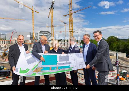 Erweiterungsbaustelle von Infineon in Dresden Infineon baut ein neues Werk in Dresden: Bei einem Pressetermin übergab Sachsens Ministerpräsident Michael Kretschmer CDU formal eine Baugenehmigung für Infineon-Vorstand Rutger Wijburg und Infineon-Dresden-Geschäftsführer Thomas Richter. V.l. Dirk Hilbert, Oberbürgermeister der Landeshauptstadt Dresden Dr. Rutger Wijburg, Mitglied des Vorstands und Chief Operations Officer der Infineon Technologies AG Michael Kretschmer, Ministerpräsident des Freistaats Sachsen Regina Kraushaar, Präsidentin Landesdirektion Sachsen Raik Brettschneider, Geschäftsfüh Stockfoto