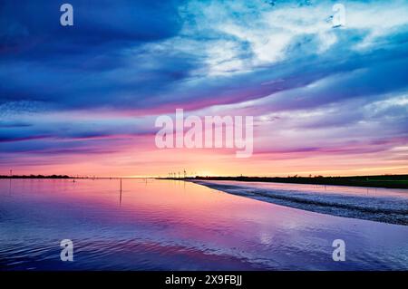 Sahara-Staub Sonnenuntergang über der Ems, Ostfriesland, Niedersachsen, Deutschland Stockfoto