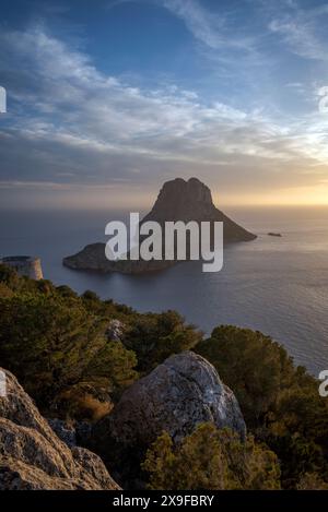 Blick auf die Insel es Vedra vom Turm Torre des Savinar bei Sonnenuntergang, Sant Josep de Sa Talaia, Ibiza, Balearen, Spanien Stockfoto