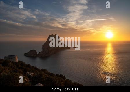 Blick auf die Insel es Vedra vom Turm Torre des Savinar bei Sonnenuntergang, Sant Josep de Sa Talaia, Ibiza, Balearen, Spanien Stockfoto