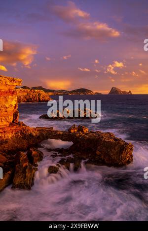 Cap des Bou kap in der Nähe der Strände von Cala Comte bei Sonnenuntergang, Ibiza, Balearen, Spanien Stockfoto