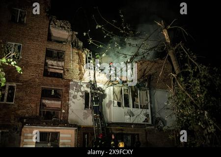 Nicolas Cleuet/Le Pictorium - UKR - fünf S300-Raketen greifen das Wohngebiet Nowobavarski an - 31/05/2024 - Ukraine/Oblast charkiw/charkiw - kurz vor Mitternacht treffen fünf S300-Flugabwehrraketen das Wohngebiet Nowobavarski. Die ersten beiden wurden weniger als fünf Minuten auseinander gefeuert, was zu einem Doppelschlag führte, der die Rettungsdienste, die am Tatort ankamen, traf. Eine Rakete traf ein fünfstöckiges Gebäude und zerstörte drei Ebenen eines Treppenhauses. Fünf Menschen wurden getötet und 25 verletzt, darunter zwei Kinder im Alter von 12 und 11 Jahren. Stockfoto