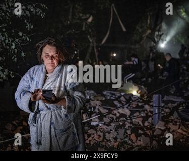 Nicolas Cleuet/Le Pictorium - UKR - fünf S300-Raketen greifen das Wohngebiet Nowobavarski an - 31/05/2024 - Ukraine/Oblast charkiw/charkiw - kurz vor Mitternacht treffen fünf S300-Flugabwehrraketen das Wohngebiet Nowobavarski. Die ersten beiden wurden weniger als fünf Minuten auseinander gefeuert, was zu einem Doppelschlag führte, der die Rettungsdienste, die am Tatort ankamen, traf. Eine Rakete traf ein fünfstöckiges Gebäude und zerstörte drei Ebenen eines Treppenhauses. Fünf Menschen wurden getötet und 25 verletzt, darunter zwei Kinder im Alter von 12 und 11 Jahren. Stockfoto