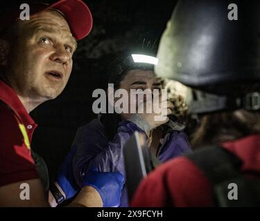 Nicolas Cleuet/Le Pictorium - UKR - fünf S300-Raketen greifen das Wohngebiet Nowobavarski an - 30/05/2024 - Ukraine/Oblast charkiw/charkiw - kurz vor Mitternacht treffen fünf S300-Flugabwehrraketen das Wohngebiet Nowobavarski. Die ersten beiden wurden weniger als fünf Minuten auseinander gefeuert, was zu einem Doppelschlag führte, der die Rettungsdienste, die am Tatort ankamen, traf. Eine Rakete traf ein fünfstöckiges Gebäude und zerstörte drei Ebenen eines Treppenhauses. Fünf Menschen wurden getötet und 25 verletzt, darunter zwei Kinder im Alter von 12 und 11 Jahren. Stockfoto