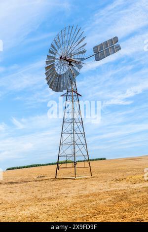 Altmodische traditionelle Metallwindmühle in einer abgelegenen Prärielandschaft, Western Australia, Australien Stockfoto