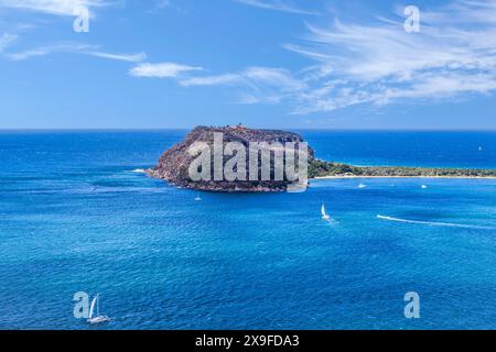 Boote, die über die Landzunge mit dem Leuchtturm Barrenjoey und Palm Beach fahren, Sydney, New South Wales, Australien Stockfoto