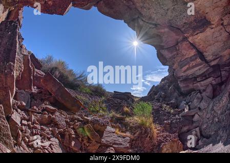 Sonnenaufgang am blauen Himmel über der Cliff Cave unterhalb von Crystal Mesa, Petrified Forest National Park, Arizona, USA Stockfoto