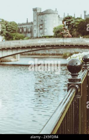 Brücke über einen Fluss Nore mit Kilkenny Castle im Hintergrund, Kilkenny, County Kilkenny, Irland Stockfoto