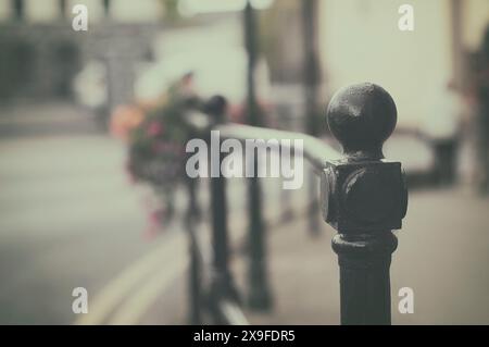 Nahaufnahme von Metallgeländern mit Blumenkästen auf der Straße, Cashel, County Tipperary, Irland Stockfoto