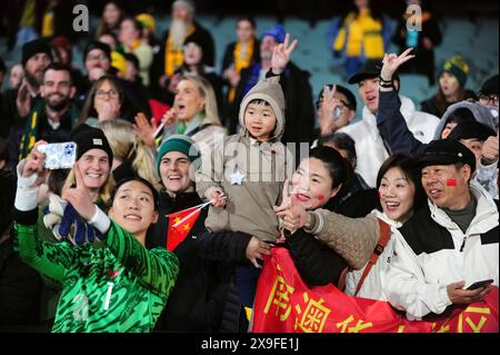 Adelaide, Australien. 31. Mai 2024. Xu Huan, Torhüter von China, macht ein Selfie mit den Zuschauern nach einem Freundschaftsspiel zwischen China und Australien in Adelaide, Australien, am 31. Mai 2024. Quelle: Zhang Jianhua/Xinhua/Alamy Live News Stockfoto