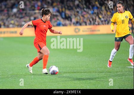 Adelaide, Australien. 31. Mai 2024. Wang Shuang (L) aus China tritt am 31. Mai 2024 bei einem Freundschaftsspiel zwischen China und Australien in Adelaide an. Quelle: Zhang Jianhua/Xinhua/Alamy Live News Stockfoto