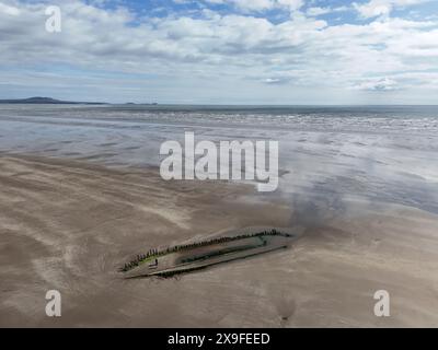 Schiffswrack am Strand von Cefn Sands im Pembrey Country Park in Carmarthenshire, South Wales. Bilddatum: Mittwoch, 29. Mai 2024. Stockfoto