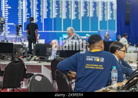 Johannesburg, Südafrika. 31. Mai 2024. Mitarbeiter der Independent Electoral Commission (IEC) arbeiten am 31. Mai 2024 im National Results Operations Center in Midrand, Südafrika. Der regierende Afrikanische Nationalkongress (ANC) führt derzeit mit etwa 42 Prozent der Stimmen bei den nationalen und regionalen Wahlen in Südafrika 2024 an, da die unabhängige Wahlkommission (IEC) bis Freitagmittag über 60 Prozent der Stimmen gezählt hat. Quelle: Zhang Yudong/Xinhua/Alamy Live News Stockfoto