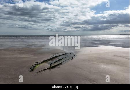 Schiffswrack am Strand von Cefn Sands im Pembrey Country Park in Carmarthenshire, South Wales. Bilddatum: Mittwoch, 29. Mai 2024. Stockfoto