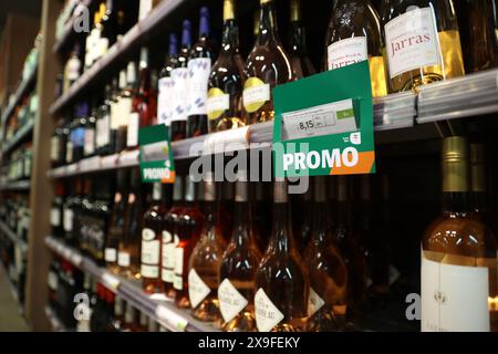 Brüssel, Belgien 31. Mai 2024. Am 31. Mai 2024 werden in einem Supermarkt in Brüssel, Belgien, Flaschen Wein ausgestellt. Laut vorläufigen Daten, die am Freitag von Eurostat, dem Statistikbüro der Europäischen Union (EU), veröffentlicht wurden, dürfte die jährliche Inflationsrate der Eurozone im Mai 2,6 Prozent erreichen. Quelle: Zhao Dingzhe/Xinhua/Alamy Live News Stockfoto