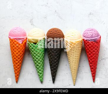 Verschiedene Eissorten in Waffelkegeln Stockfoto