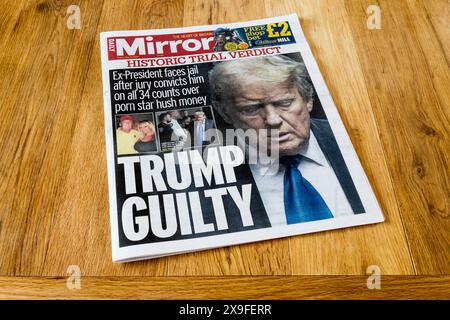 31. Mai 2024. Der Daily Mirror berichtet über die Verurteilung von Donald Trump mit der Titelzeile Trump schuldig. Stockfoto