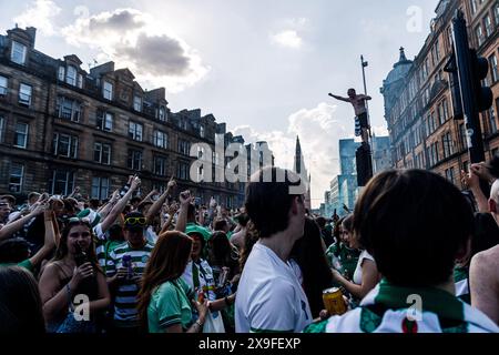 Glasgow, Großbritannien. Mai 2024. Celtic Fans feiern den Sieg der Meisterschaft in Glasgow, Großbritannien, im Mai. 18, 2024. Celtic FC hat ihre 54. Meisterschaft gewonnen und ihre Fans feiern nach dem Ende des Spiels mit St Mirren, das sie mit 3:2 gewinnen. (Foto: Kostas Pikoulas/SIPA USA). Quelle: SIPA USA/Alamy Live News Stockfoto