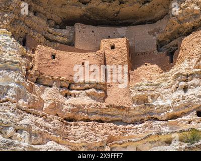 Montezuma Castle National Monument, Camp Verde, Arizona, eine antike Klippenwohnung der indigenen Sinagua, die vor etwa 900 Jahren erbaut wurde. Stockfoto