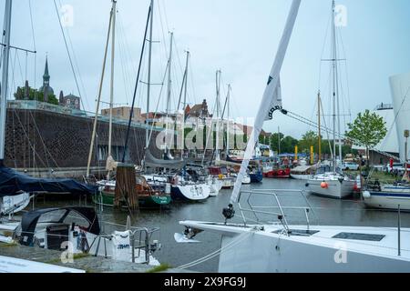 Stralsund, Deutschland. 30. Mai 2024. Wolken ziehen über den Hafen von Stralsund. Das Wetter in Hamburg, Schleswig-Holstein und Mecklenburg-Vorpommern ist am Wochenende ein Mix aus Sonne, Wolken und Regen. Quelle: Stefan sauer/dpa/Alamy Live News Stockfoto