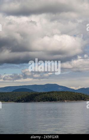 Blick auf die San Juan Islands von der Fährfahrt vom Friday Harbor nach Anacortes, Washington State, USA. Stockfoto