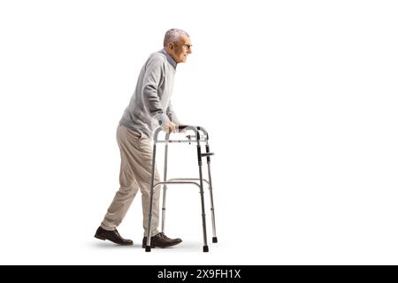 Profilaufnahme eines älteren Mannes mit einem Geher auf weißem Hintergrund Stockfoto