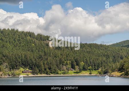 Blick auf die San Juan Islands von der Fährfahrt vom Friday Harbor nach Anacortes, Washington State, USA. Stockfoto