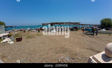 Fotos von kleinen Fischerbooten und Hütten in Oman, Muscat während des sonnigen Frühlingstages Stockfoto