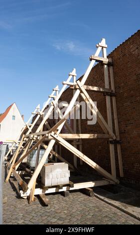 Stralsund, Deutschland. 31. Mai 2024. Vor einigen Tagen begannen die Renovierungsarbeiten an der südlichen Kirchenwand des Kreuzgangs im Johanniskloster auf der Stralsundschen Altstadtinsel. Die Baukosten belaufen sich auf ca. 545.000 Euro, davon ca. 521.000 Euro aus Stadtentwicklungsfonds, also Bundes-, Landes- und Kommunalfonds. staatliche und lokale Behörden. Jedes Jahr am ersten Sonntag im Juni feiern die Weltkulturerbestätten in Deutschland den bundesweiten Tag des UNESCO-Weltkulturerbes – dieses Jahr am Sonntag, den 2. Juni. Quelle: Stefan sauer/dpa/Alamy Live News Stockfoto