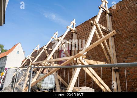 Stralsund, Deutschland. 31. Mai 2024. Vor einigen Tagen begannen die Renovierungsarbeiten an der südlichen Kirchenwand des Kreuzgangs im Johanniskloster auf der Stralsundschen Altstadtinsel. Die Baukosten belaufen sich auf ca. 545.000 Euro, davon ca. 521.000 Euro aus Stadtentwicklungsfonds, also Bundes-, Landes- und Kommunalfonds. staatliche und lokale Behörden. Jedes Jahr am ersten Sonntag im Juni feiern die Weltkulturerbestätten in Deutschland den bundesweiten Tag des UNESCO-Weltkulturerbes – dieses Jahr am Sonntag, den 2. Juni. Quelle: Stefan sauer/dpa/Alamy Live News Stockfoto