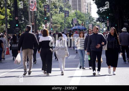 Die Leute laufen am Nachmittag des thrusday, 30. Mai 2024, in Sao Paulo, Brasilien. (Foto: FAGA/SIPA USA) Credit: SIPA USA/Alamy Live News Stockfoto