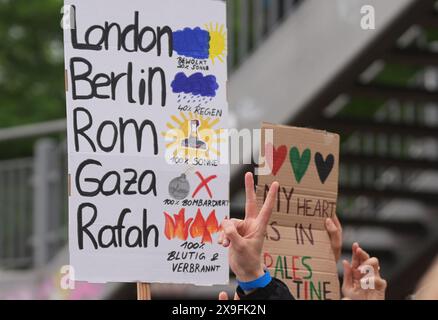 Hamburg, Deutschland. 31. Mai 2024. Pro-palästinensische Demonstranten halten Plakate auf dem St. Pauli Fischmarkt vor dem Start der Europawahlen-Tour Bündnis 90/die Grünen. Die Europawahlen finden am 9. Juni statt. Quelle: Marcus Brandt/dpa/Alamy Live News Stockfoto