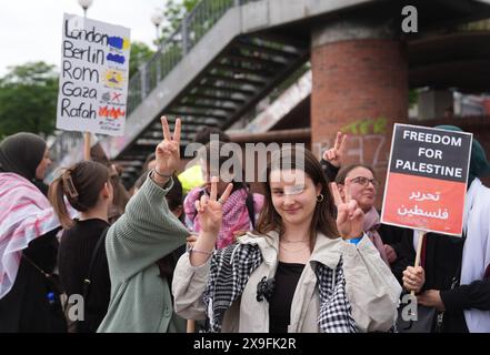 Hamburg, Deutschland. 31. Mai 2024. Pro-palästinensische Demonstranten halten Plakate auf dem St. Pauli Fischmarkt vor dem Start der Europawahlen-Tour Bündnis 90/die Grünen. Die Europawahlen finden am 9. Juni statt. Quelle: Marcus Brandt/dpa/Alamy Live News Stockfoto