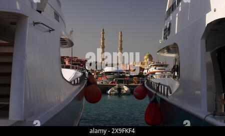 Tauchboote und die Moschee am Hafen von Hughada, ein Startplatz für touristische Tagesausflüge zum Roten Meer. Stockfoto